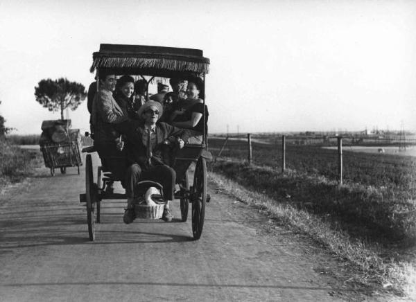 Scena del film "Luci del varietà" - Regia Alberto Lattuada, Federico Fellini - 1950 - Gli attori Dante Maggio, Gina Mascetti, Peppino De Filippo, Giulietta Masina, Giulio Calì in carrozza