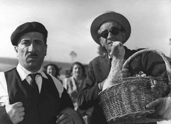 Scena del film "Luci del varietà" - Regia Alberto Lattuada, Federico Fellini - 1950 - Gli attori Peppino De Filippo e Giulio Calì con un oca in un cesto