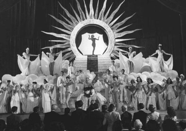 Scena del film "Luci del varietà" - Regia Alberto Lattuada, Federico Fellini - 1950 - Le attrici Fanny Marchiò e Carla Del Poggio e altre soubrette in scena