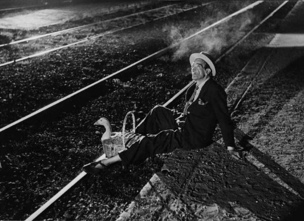 Scena del film "Luci del varietà" - Regia Alberto Lattuada, Federico Fellini - 1950 - L'attore Giulio Calì sui binari della ferrovia