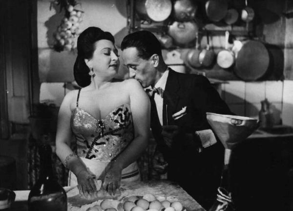 Scena del film "Luci del varietà" - Regia Alberto Lattuada, Federico Fellini - 1950 - L'attrice Gina Mascetti e un attore non identificato