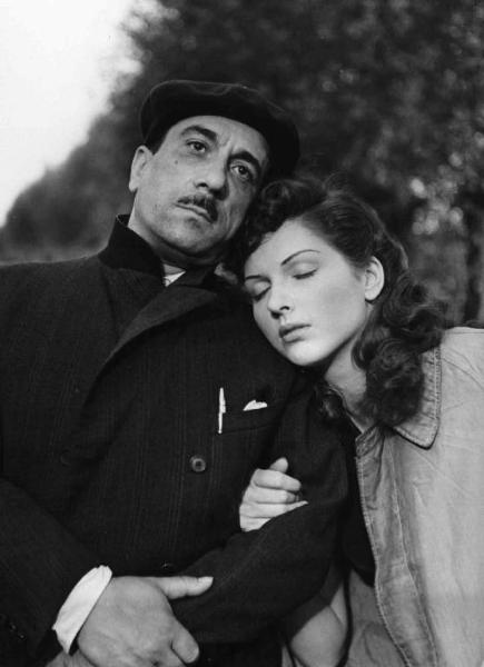 Scena del film "Luci del varietà" - Regia Alberto Lattuada, Federico Fellini - 1950 - Gli attori Peppino De Filippo e Carla Del Poggio