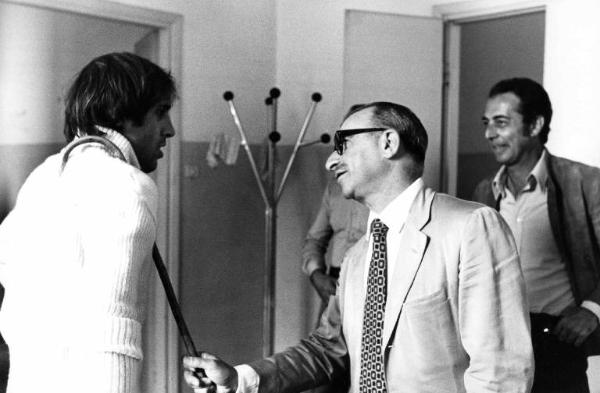 Set del film "Bianco, rosso e..." - Regia Alberto Lattuada - 1972 - Il regista Alberto Lattuada sul set con con l'attore Adriano Celentano