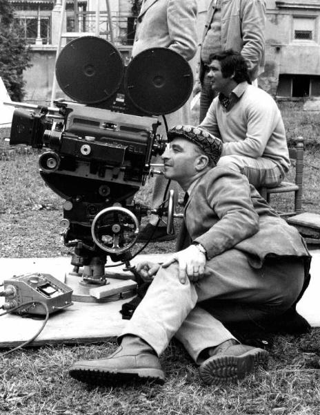 Set del film "Bianco, rosso e..." - Regia Alberto Lattuada - 1972 - Il regista Alberto Lattuada sul set dietro la macchina da presa