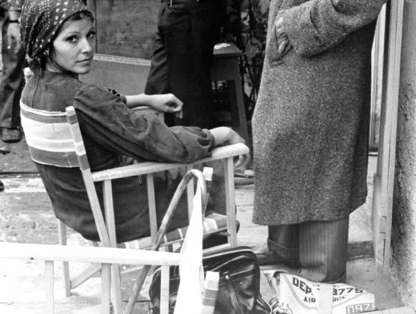 Scena del film "Bianco, rosso e..." - Regia Alberto Lattuada - 1972 - L'attrice Claudia Mori sul set