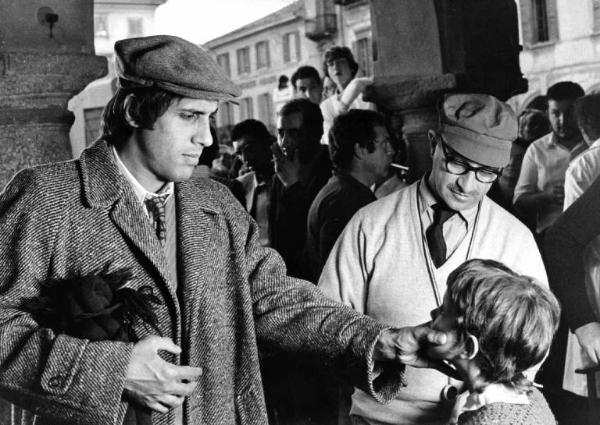 Set del film "Bianco, rosso e..." - Regia Alberto Lattuada - 1972 - Il regista Alberto Lattuada e l'attore Adriano Celentano sul set con un bambino