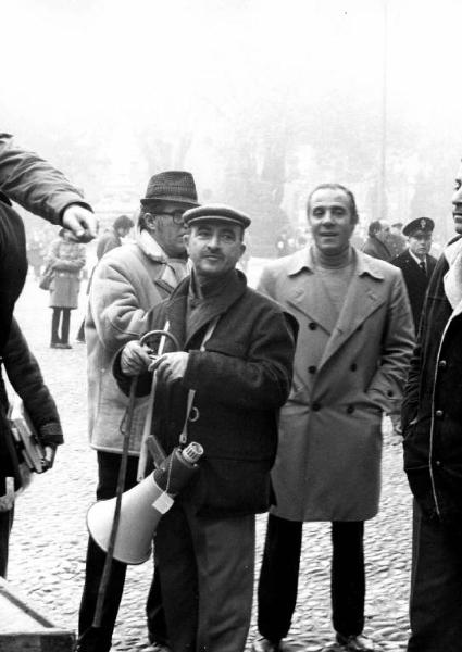 Set del film "Bianco, rosso e..." - Regia Alberto Lattuada - 1972 - Il regista Alberto Lattuada sul set con degli operatori