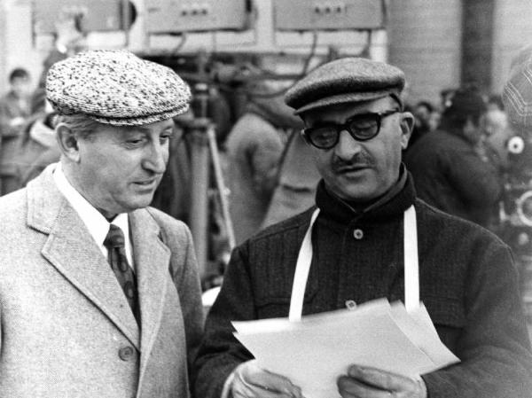 Set del film "Bianco, rosso e..." - Regia Alberto Lattuada - 1972 - Il regista Alberto Lattuada sul set con degli operatori