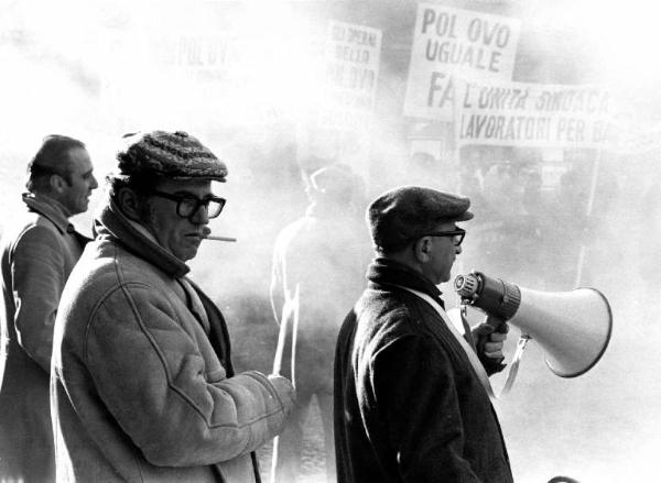 Set del film "Bianco, rosso e..." - Regia Alberto Lattuada - 1972 - Il regista Alberto Lattuada sul set con degli operatori