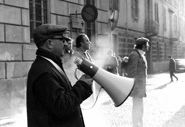 Set del film "Bianco, rosso e..." - Regia Alberto Lattuada - 1972 - Il regista Alberto Lattuada sul set con degli operatori