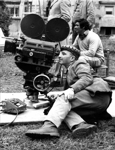 Set del film "Bianco, rosso e..." - Regia Alberto Lattuada - 1972 - Il regista Alberto Lattuada dietro la macchina da presa sul set con degli operatori