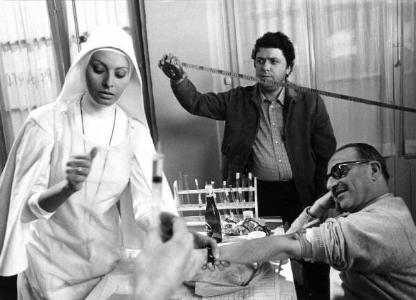 Set del film "Bianco, rosso e..." - Regia Alberto Lattuada - 1972 - Il regista Alberto Lattuada sul set con l'attrice Sophia Loren in abito suora