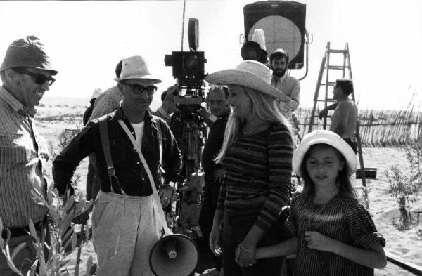 Set del film "Bianco, rosso e..." - Regia Alberto Lattuada - 1972 - Il regista Alberto Lattuada sul set con alcuni operatori