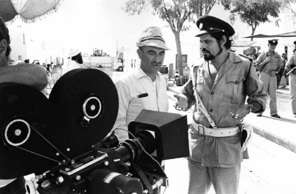 Set del film "Bianco, rosso e..." - Regia Alberto Lattuada - 1972 - Il regista Alberto Lattuada sul set davanti a una macchina da presa con un attore non identificato in divisa