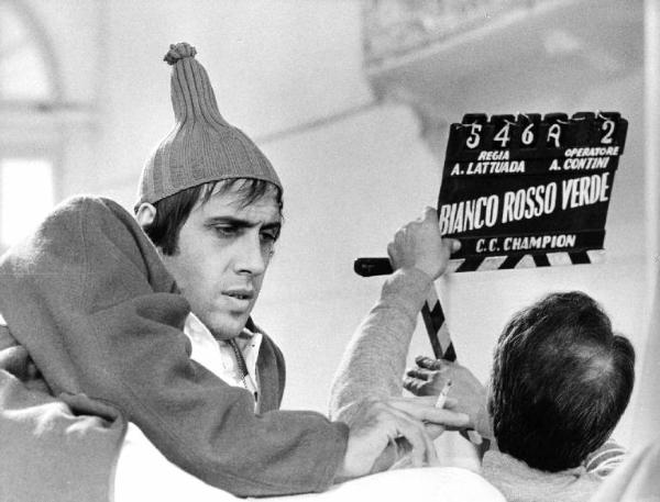 Scena del film "Bianco, rosso e..." - Regia Alberto Lattuada - 1972 - L'attore Adriano Celentano sul set con un operatore