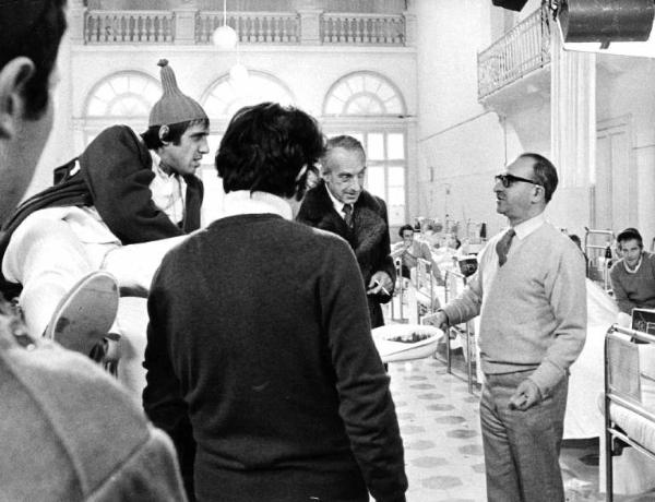 Set del film "Bianco, rosso e..." - Regia Alberto Lattuada - 1972 - Il regista Alberto Lattuada e l'attore Adriano Celentano sul set in ospedale