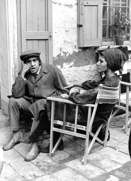 Scena del film "Bianco, rosso e..." - Regia Alberto Lattuada - 1972 - Gli attori Adriano Celentano e Claudia Mori sul set