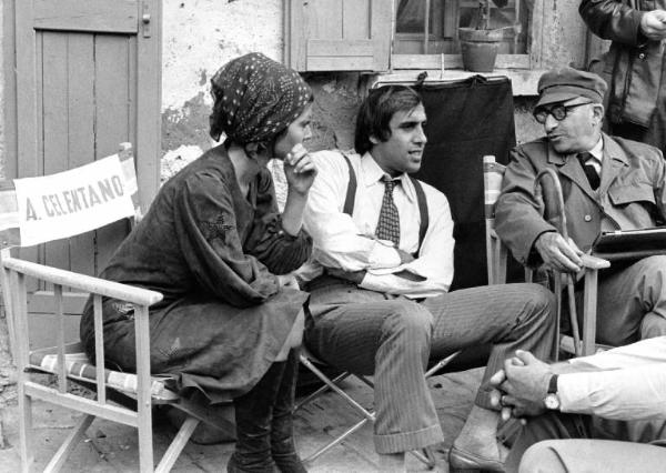 Set del film "Bianco, rosso e..." - Regia Alberto Lattuada - 1972 - Il regista Alberto Lattuada con gli attori Adriano Celentano e Claudia Mori sul set