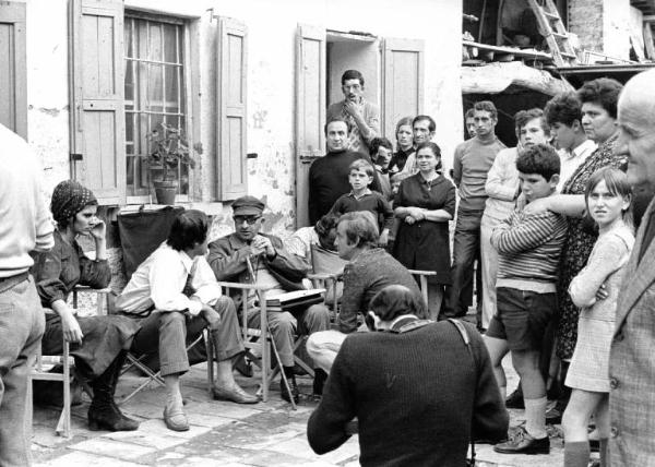 Set del film "Bianco, rosso e..." - Regia Alberto Lattuada - 1972 - Il regista Alberto Lattuada con gli attori Adriano Celentano e Claudia Mori sul set