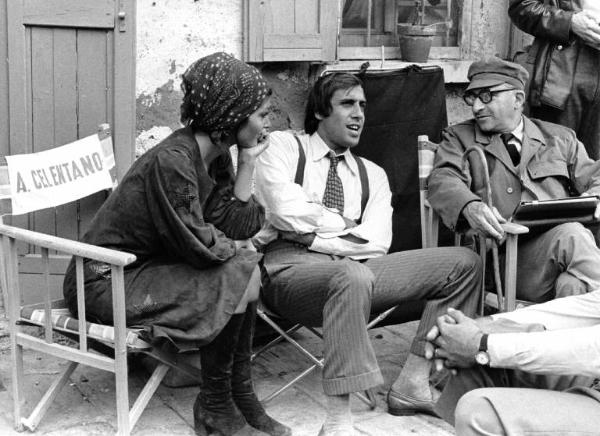 Set del film "Bianco, rosso e..." - Regia Alberto Lattuada - 1972 - Il regista Alberto Lattuada con gli attori Adriano Celentano e Claudia Mori sul set