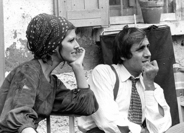 Scena del film "Bianco, rosso e..." - Regia Alberto Lattuada - 1972 - Gli attori Adriano Celentano e Claudia Mori sul set