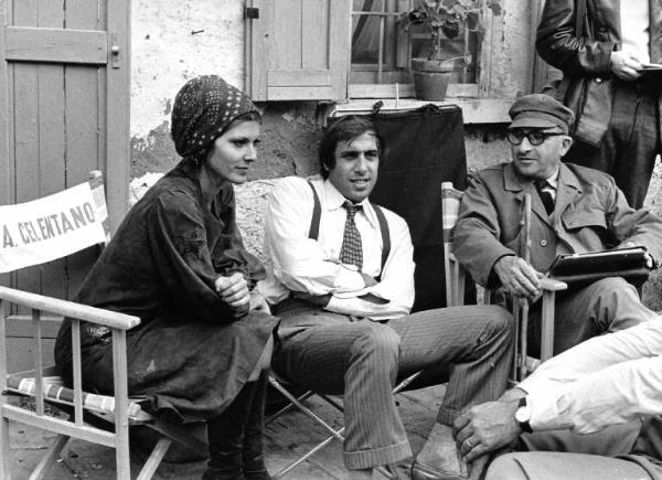 Set del film "Bianco, rosso e..." - Regia Alberto Lattuada - 1972 - Il regista Alberto Lattuada con gli attori Adriano Celentano e Claudia Mori sul set