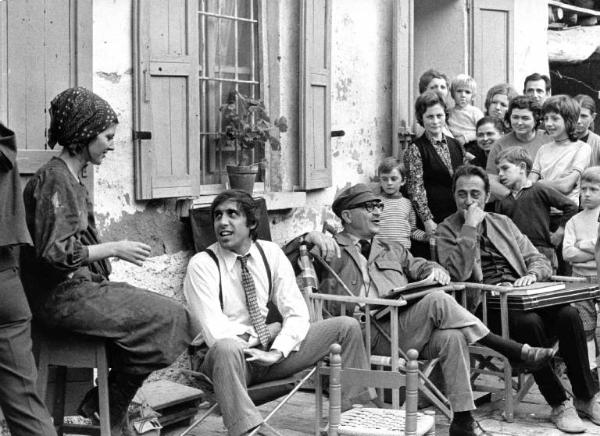 Set del film "Bianco, rosso e..." - Regia Alberto Lattuada - 1972 - Il regista Alberto Lattuada con gli attori Adriano Celentano e Claudia Mori sul set