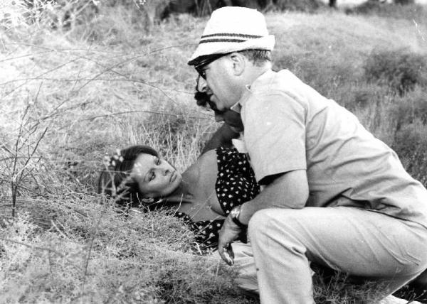 Set del film "Bianco, rosso e..." - Regia Alberto Lattuada - 1972 - Il regista Alberto Lattuada con l'attrice Sophia Loren sul prato