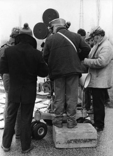 Set del film "Bianco, rosso e..." - Regia Alberto Lattuada - 1972 - Il regista Alberto Lattuada col megafono sul set dietro la macchina da presa con degli operatori su una strada piena di uova