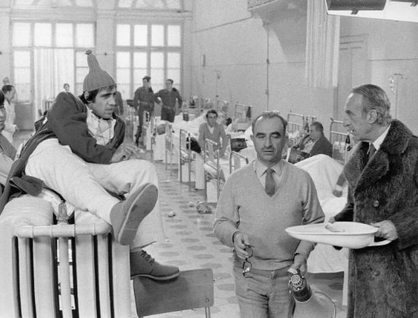 Set del film "Bianco, rosso e..." - Regia Alberto Lattuada - 1972 - Il regista Alberto Lattuada sul set con l'attore Adriano Celentano in ospedale