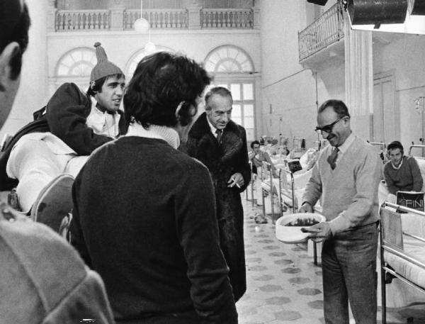 Set del film "Bianco, rosso e..." - Regia Alberto Lattuada - 1972 - Il regista Alberto Lattuada sul set con l'attore Adriano Celentano in ospedale