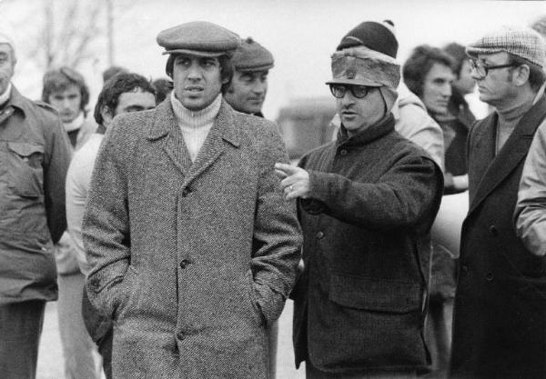 Set del film "Bianco, rosso e..." - Regia Alberto Lattuada - 1972 - Il regista Alberto Lattuada sul set con l'attore Adriano Celentano