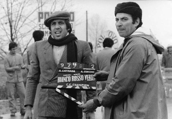 Scena del film "Bianco, rosso e..." - Regia Alberto Lattuada - 1972 - L'attore Adriano Celentano sul set con un operatore