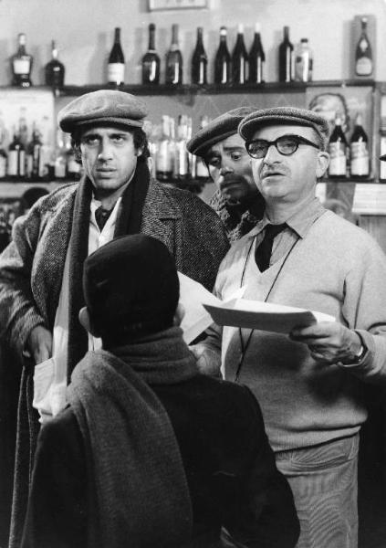 Set del film "Bianco, rosso e..." - Regia Alberto Lattuada - 1972 - Il regista Alberto Lattuada e l'attore Adriano Celentano sul set in un bar