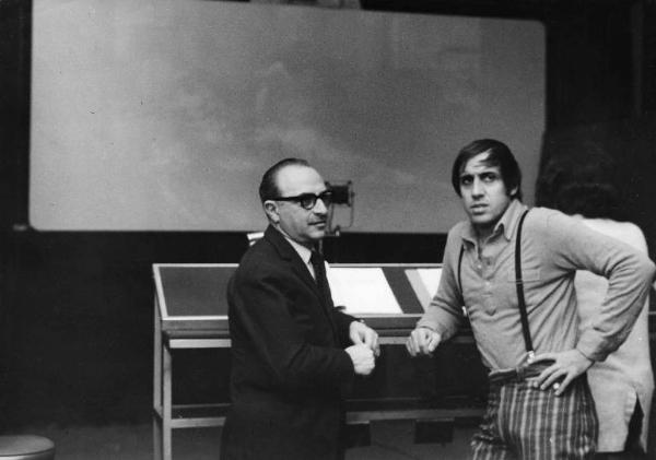 Set del film "Bianco, rosso e..." - Regia Alberto Lattuada - 1972 - Il regista Alberto Lattuada e l'attore Adriano Celentano in sala di registrazione di doppiaggio