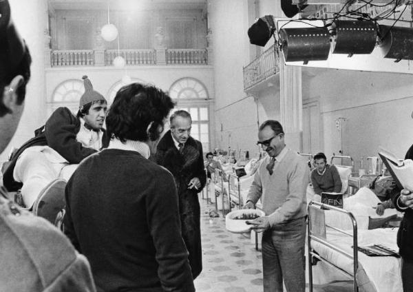 Set del film "Bianco, rosso e..." - Regia Alberto Lattuada - 1972 - Il regista Alberto Lattuada sul set con l'attore Adriano Celentano in ospedale