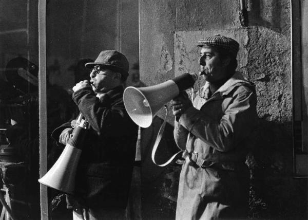 Set del film "Bianco, rosso e..." - Regia Alberto Lattuada - 1972 - Il regista Alberto Lattuada col megafono sul set con un operatore