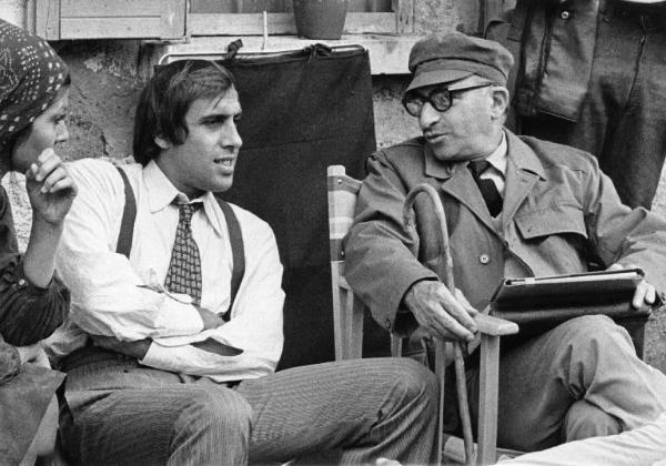 Set del film "Bianco, rosso e..." - Regia Alberto Lattuada - 1972 - Il regista Alberto Lattuada con gli attori Adriano Celentano e Claudia Mori sul set