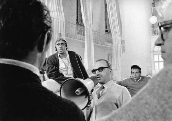 Set del film "Bianco, rosso e..." - Regia Alberto Lattuada - 1972 - Il regista Alberto Lattuada sul set con un megafono con l'attore Adriano Celentano