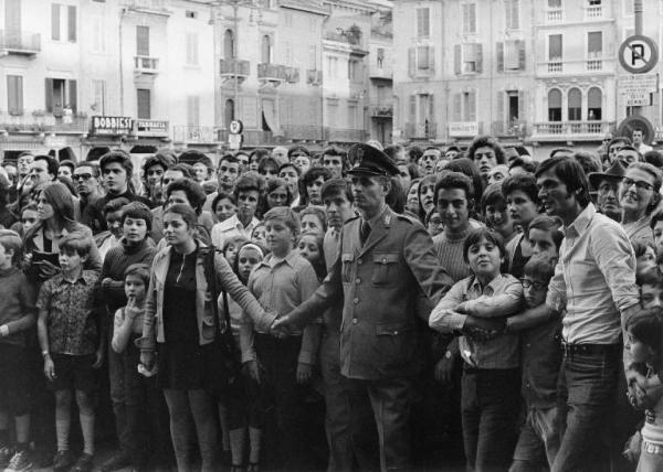 Scena del film "Bianco, rosso e..." - Regia Alberto Lattuada - 1972 - Folla di spettatori