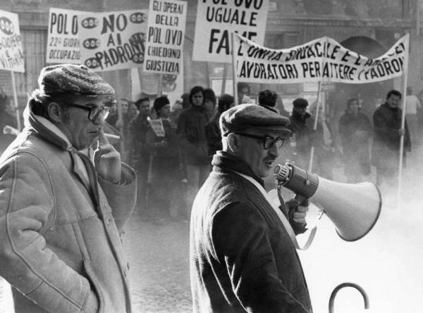 Set del film "Bianco, rosso e..." - Regia Alberto Lattuada - 1972 - Il regista Alberto Lattuada sul set con il megafono