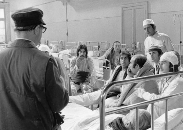 Set del film "Bianco, rosso e..." - Regia Alberto Lattuada - 1972 - Il regista Alberto Lattuada sul set con gli attori Enzo Cannavale, Adriano Celentano e attori non identificati in ospedale