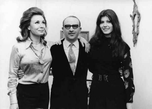 Set del film "Bianco, rosso e..." - Regia Alberto Lattuada - 1972 - Il regista Alberto Lattuada con l'attrice Claudia Mori e un'attrice non identificata