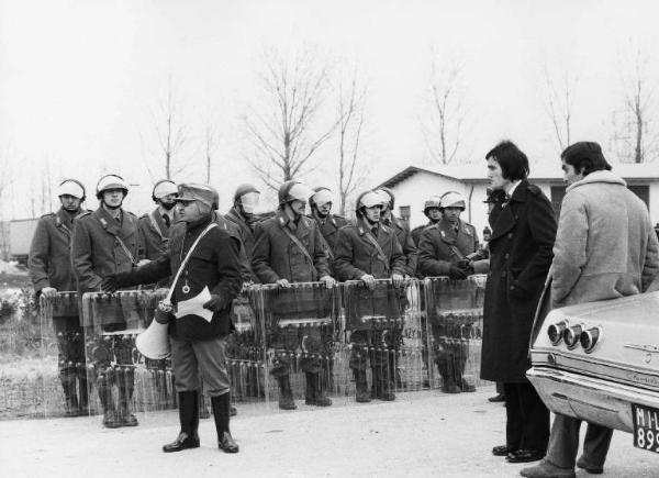 Set del film "Bianco, rosso e..." - Regia Alberto Lattuada - 1972 - Il regista Alberto Lattuada sul set e una squadra di uomini in divisa militare