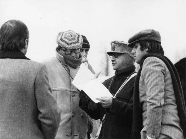 Set del film "Bianco, rosso e..." - Regia Alberto Lattuada - 1972 - Il regista Alberto Lattuada sul set con l'attore Adriano Celentano e alcuni operatori