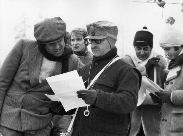 Set del film "Bianco, rosso e..." - Regia Alberto Lattuada - 1972 - Il regista Alberto Lattuada sul set con l'attore Adriano Celentano e alcuni operatori