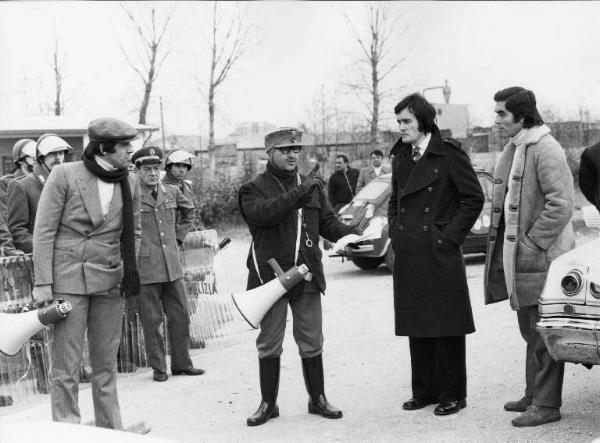 Set del film "Bianco, rosso e..." - Regia Alberto Lattuada - 1972 - Il regista Alberto Lattuada sul set con l'attore Adriano Celentano e alcuni operatori