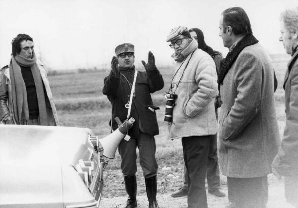 Set del film "Bianco, rosso e..." - Regia Alberto Lattuada - 1972 - Il regista Alberto Lattuada sul set con alcuni operatori e attori non identificati