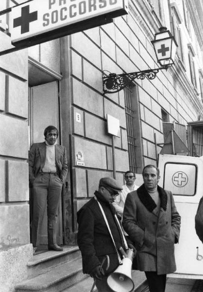 Set del film "Bianco, rosso e..." - Regia Alberto Lattuada - 1972 - Il regista Alberto Lattuada sul set con l'attore Adriano Celentano al pronto soccorso