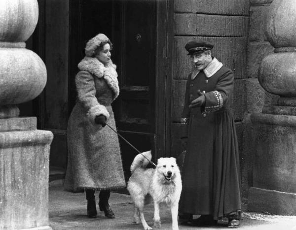 Scena del film "Cuore di cane" - Regia Alberto Lattuada - 1976 - L'attrice Eleonora Giorgi con cane bianco e un attore non identificato